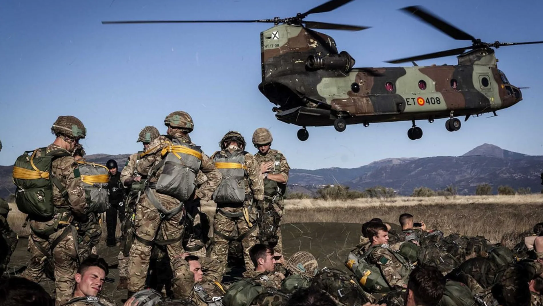 Helicóptero Chinook junto a un grupo de militares de la Brigada Paracaidista