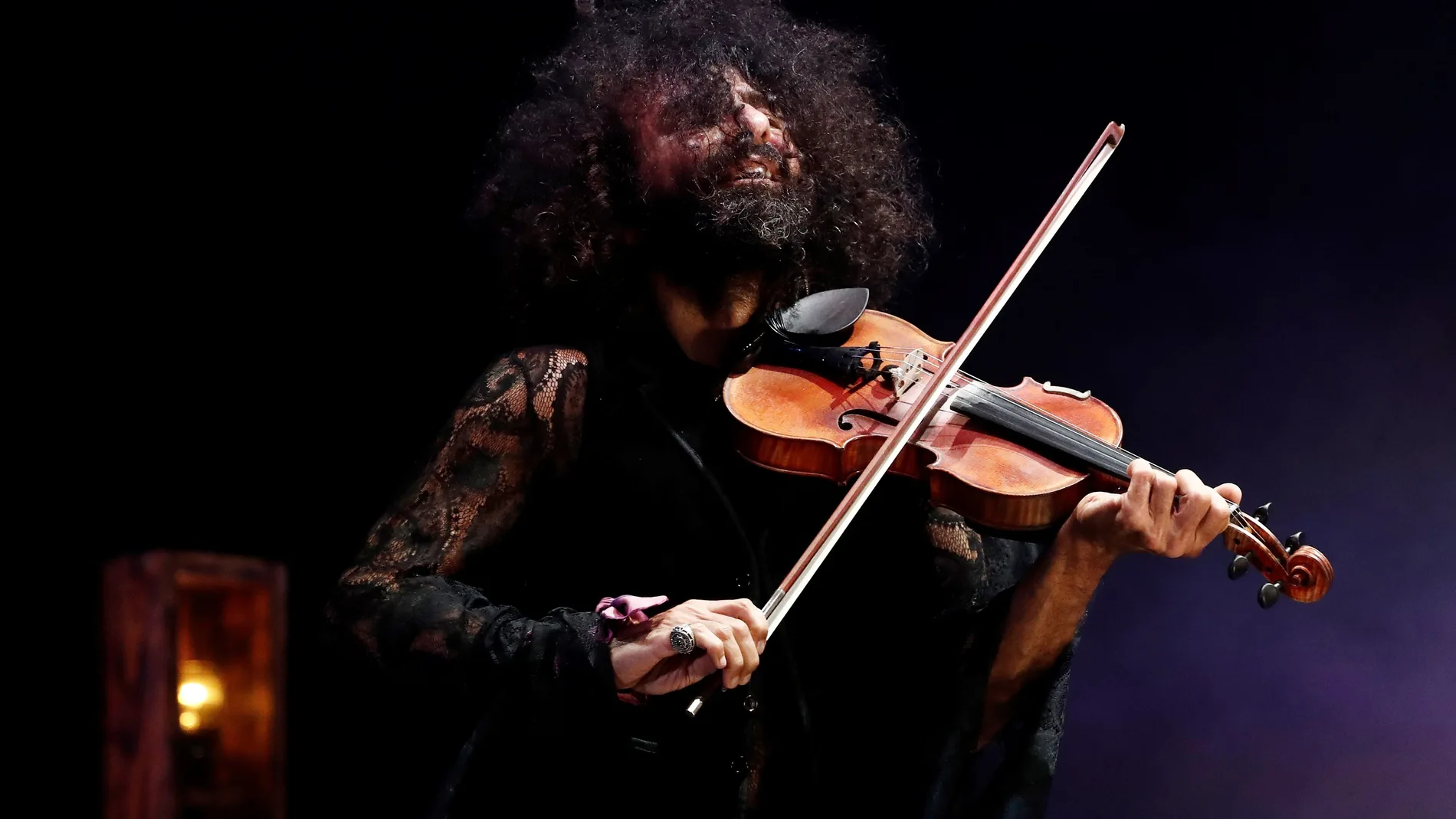 El violinista libanés Ara Malikian durante el concierto que ofrece este viernes en el Navarra Arena, en Pamplona, dentro de Anaim Club Fest. EFE/ Jesús Diges