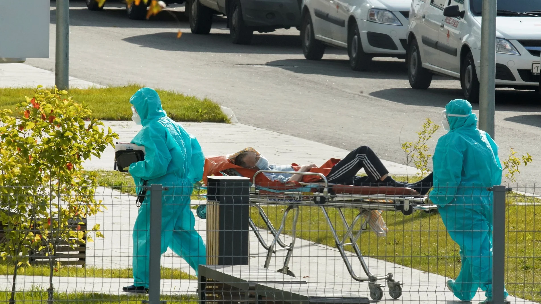 Especialistas médicos con equipo de protección transportan a una persona en camilla fuera de un hospital para pacientes infectados con la enfermedad del coronavirus en las afueras de Moscú.