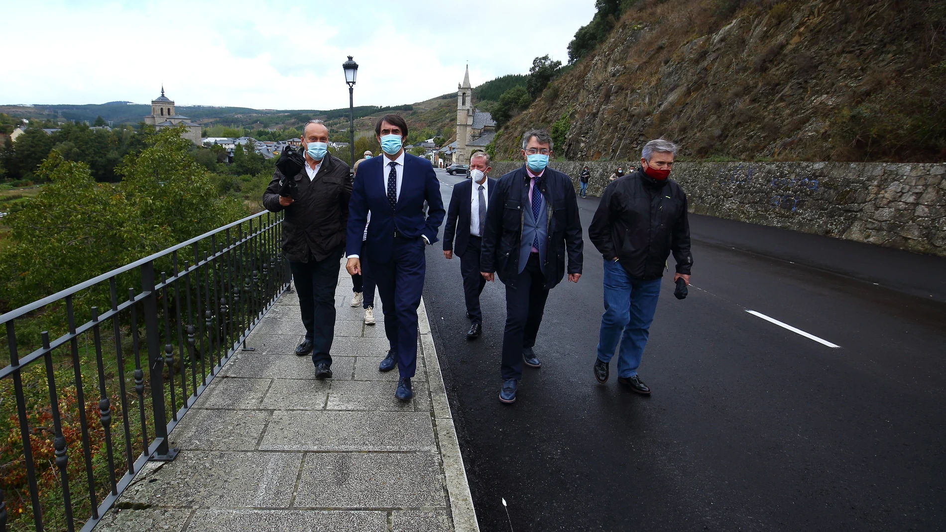 El consejero de Fomento y Medio Ambiente, Juan Carlos Suárez-Quiñones, visita la carretera LE-142