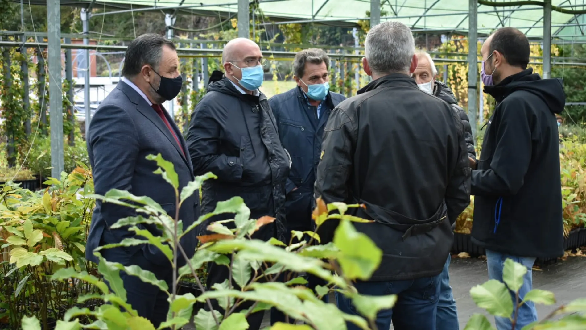 El consejero de Agricultura, Ganadería y Desarrollo Rural, Jesús Julio Carnero, durante su visita al Centro Ciuden Vivero en Pobladuras de las Regueras (León)