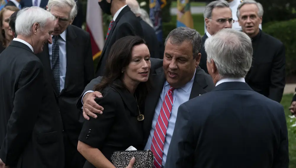 El ex gobernador de Nueva Jersey Chris Christie, en la ceremonia en la Rosaleda de la Casa Blanca. Detrás se puede ver al padre y rector John Jenkins, también positivo