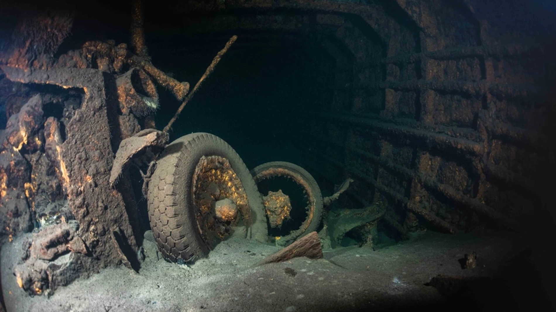 Actual estado del barco nazi "Karlsruhe" hundido en el Báltico