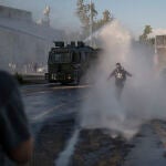 02 October 2020, Chile, Santiago: A police vehicle sprays protesters with water during clashes following an anti government protest in Plaza Baquedano. Photo: Pablo Rojas Madariaga/SOPA Images via ZUMA Wire/dpaPablo Rojas Madariaga/SOPA Image / DPA02/10/2020 ONLY FOR USE IN SPAIN