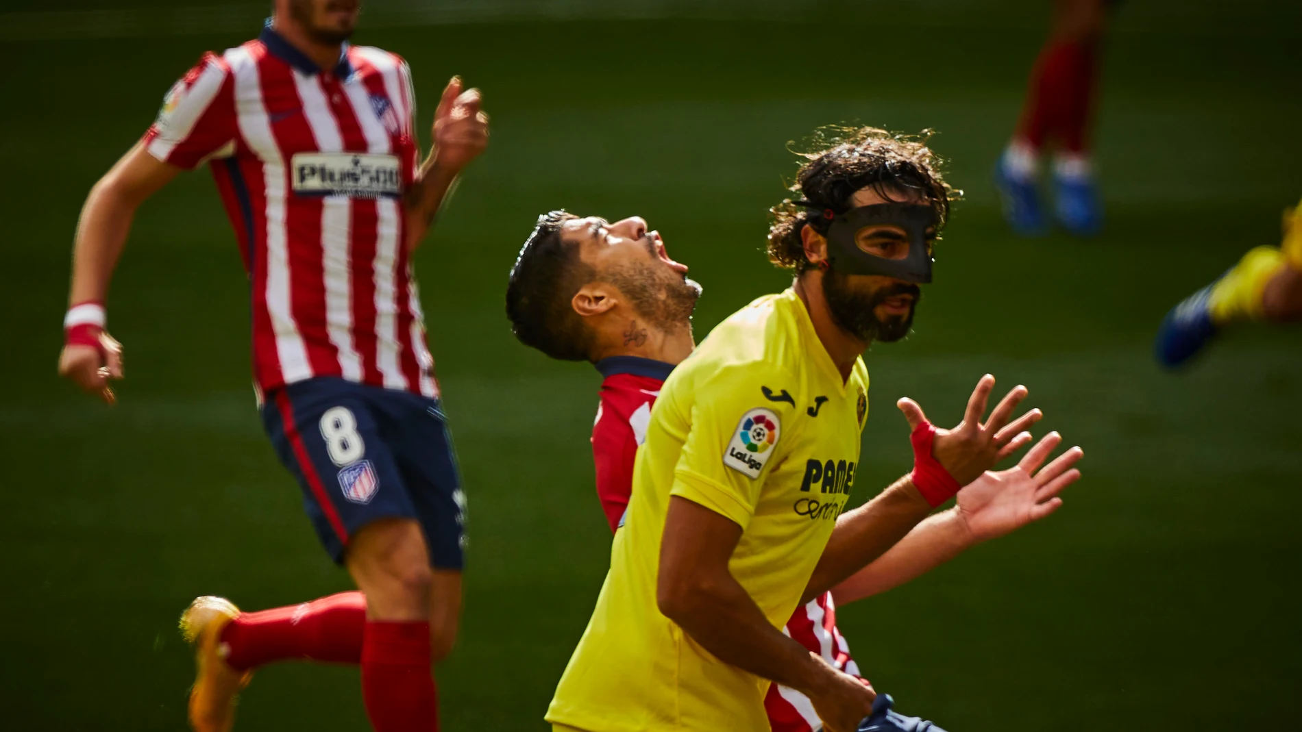 Luis Suárez se lamenta de una ocasión durante el partido Atletico de Madrid - Villarreal de la liga Santander