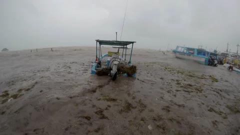Barcas en el agua azotadas por una tormenta