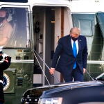 Donald Trump se baja del helicóptero presidencial al aterrizar en el hospital militar Walter Reed (Maryland)