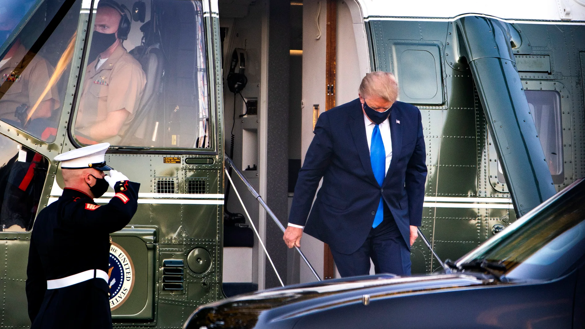 Donald Trump se baja del helicóptero presidencial al aterrizar en el hospital militar Walter Reed (Maryland)