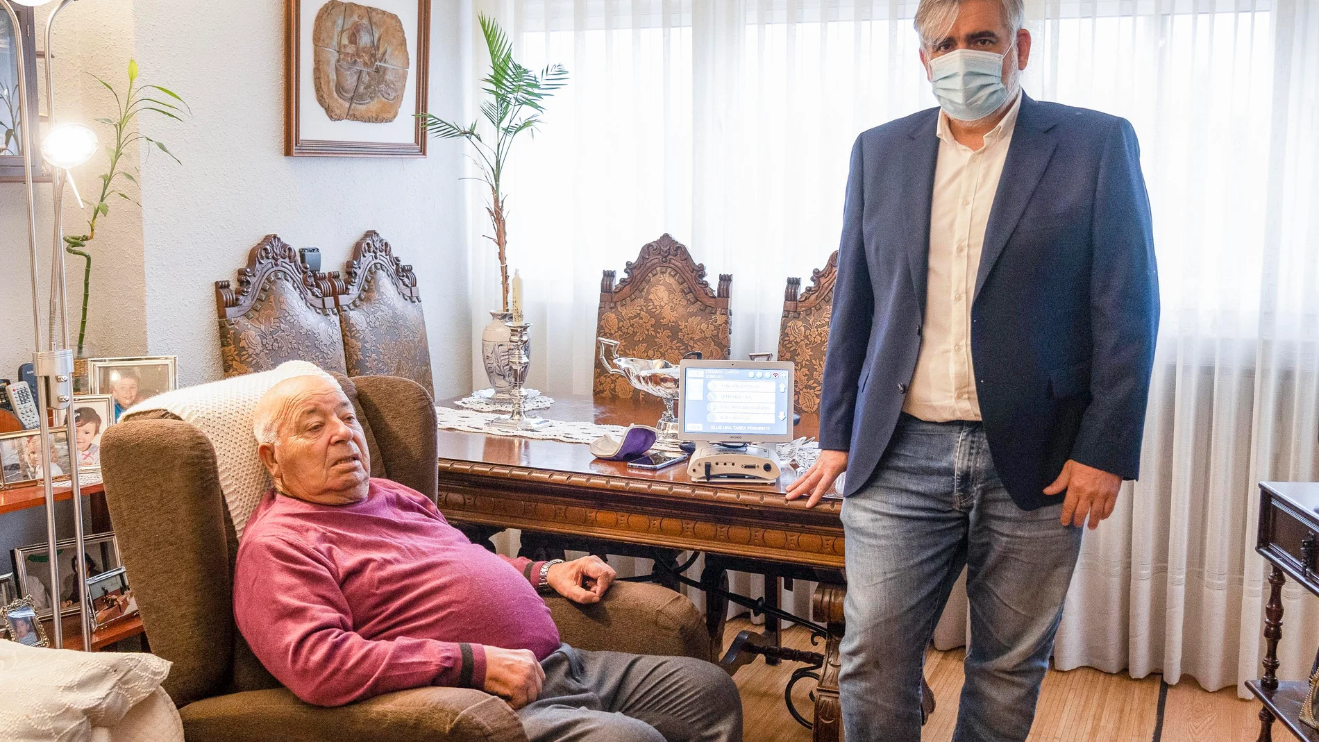 Un proyecto piloto con un aparato de telemedicina para controlar a enfermos con insuficiencia cardíaca y respiratoria. En la imagen Ángel Alonso(I), y David Astruga (D), director técnico de la empresa Biodata Devices, posan para la foto con uno de los aparatos