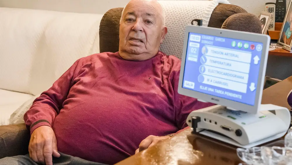 20201002 - VALLADOLID: Un proyecto piloto con un aparato de telemedicina para controlar a enfermos con insuficiencia cardíaca y respiratoria. En la imagen Ángel Alonso posa para la foto con uno de los aparatos