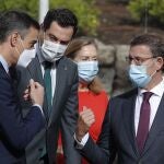 El presidente del Gobierno Pedro Sánchez (i), conversa con el presidente de la Junta de Andalucía, Juan Manuel Moreno (2i), el presidente de la Xunta, Alberto Núñez Feijóo (d), y la diputada del PP Ana Pastor (2d) a su llegada a la clausura del Foro La Toja 2020, esta mañana en la isla de La Toja, en O Grove, Pontevedra.