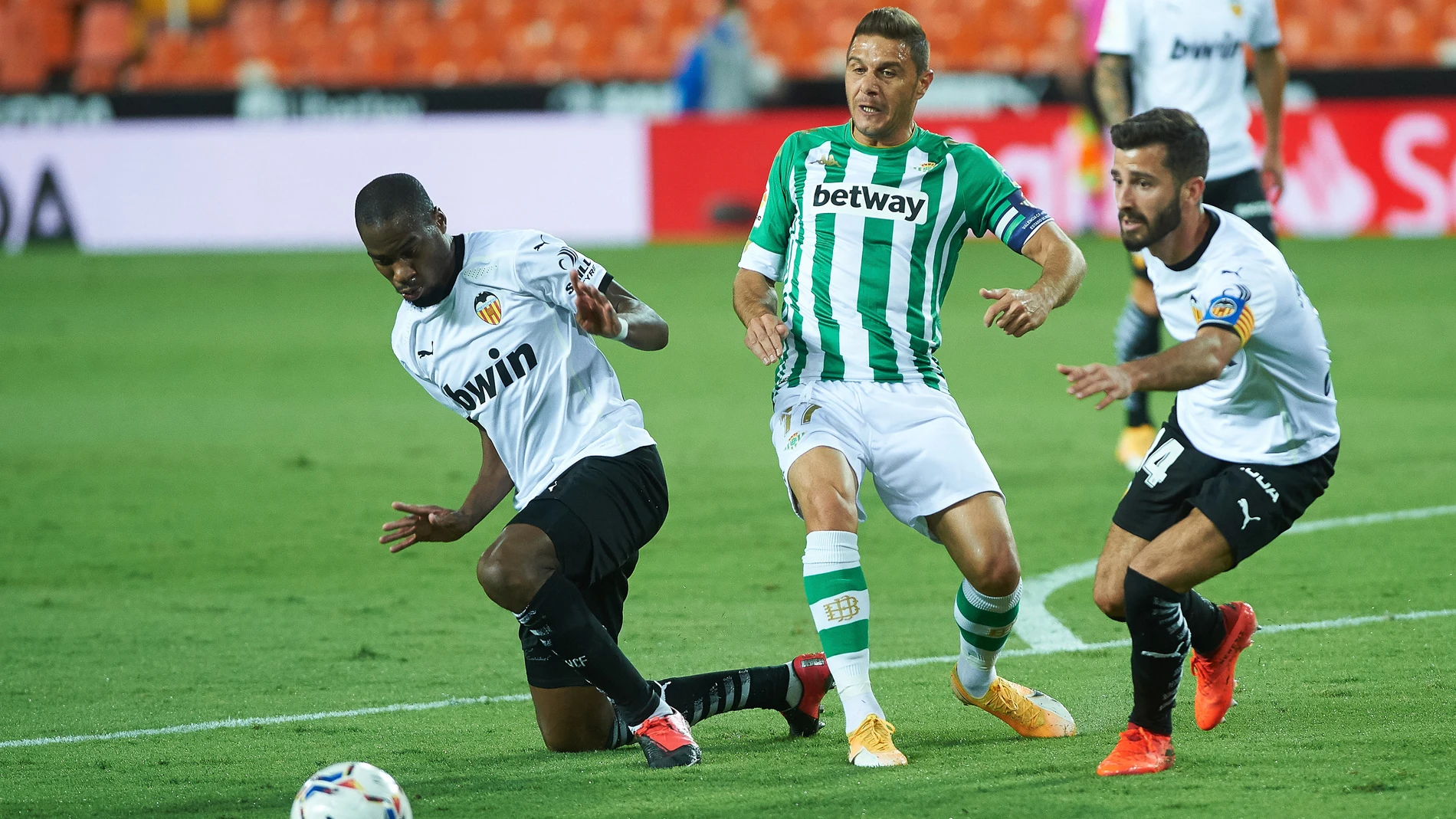 Geoffret Kondogbia con el Valencia.
