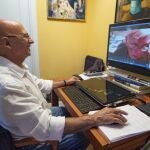 El Historiador Jesús Palacios en su casa, en una videoconferencia con Stanley Payne en Estados Unidos.