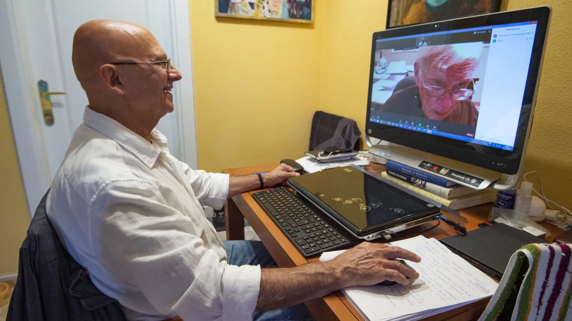 El Historiador Jesús Palacios en su casa, en una videoconferencia con Stanley Payne en Estados Unidos.