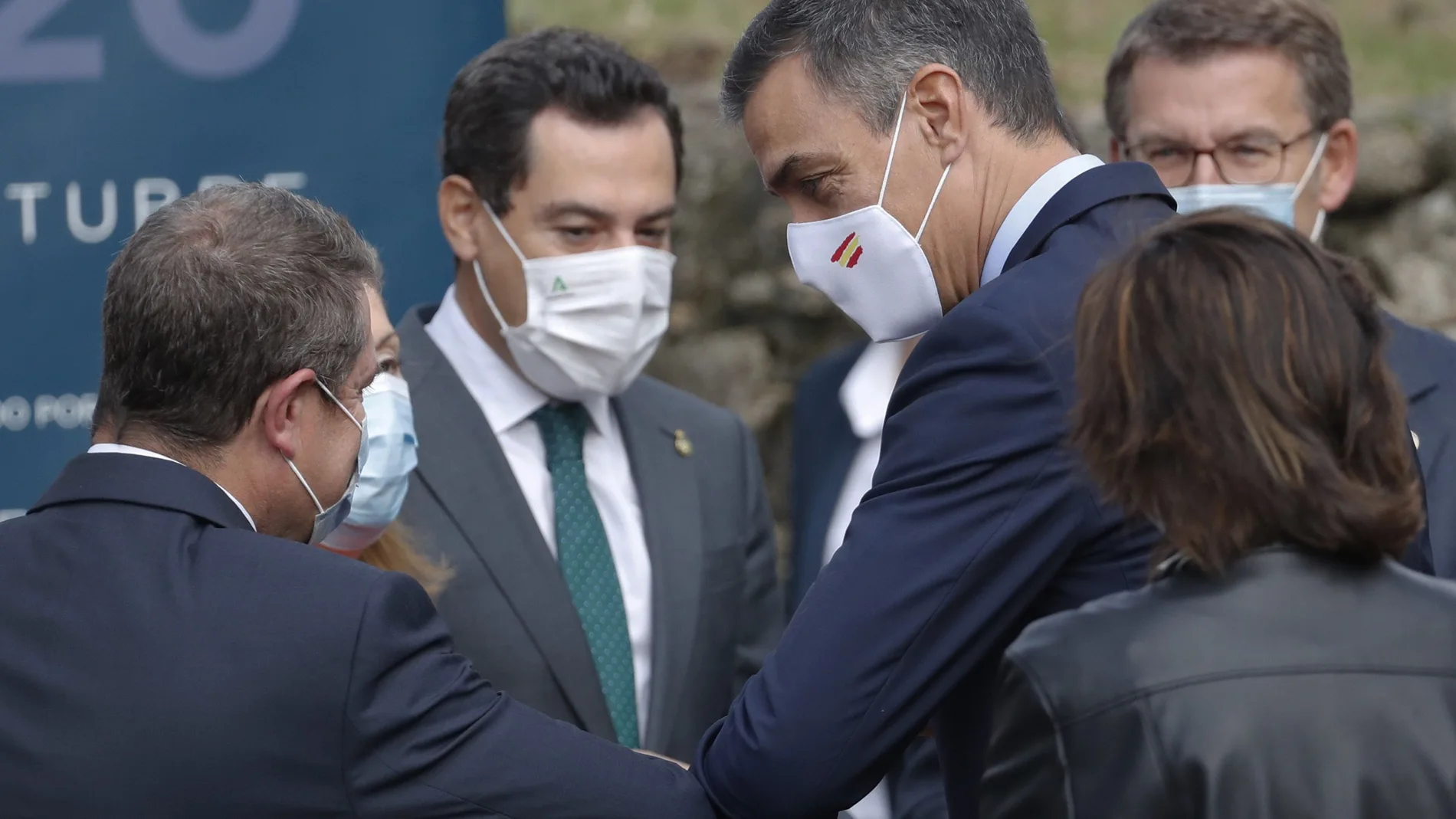 El presidente del Gobierno Pedro Sánchez, saluda al presidente de Castilla-La Mancha, Emiliano García Page (i), en presencia del presidente de la Junta de Andalucía, Juan Manuel Moreno (2i), el presidente de la Xunta de Galicia, Alberto Núñez Feijóo (d), a su llegada al Foro La Toja 2020, en la isla de La Toja