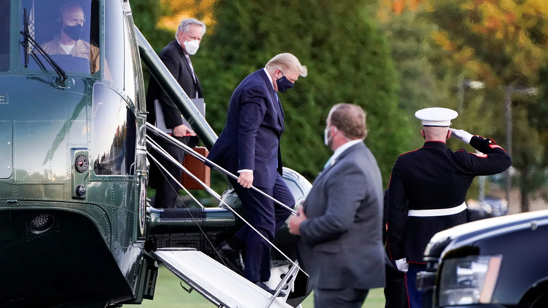 El presidente Donald Trump a su llegada al Walter Reed National Military Medical Center, ayer