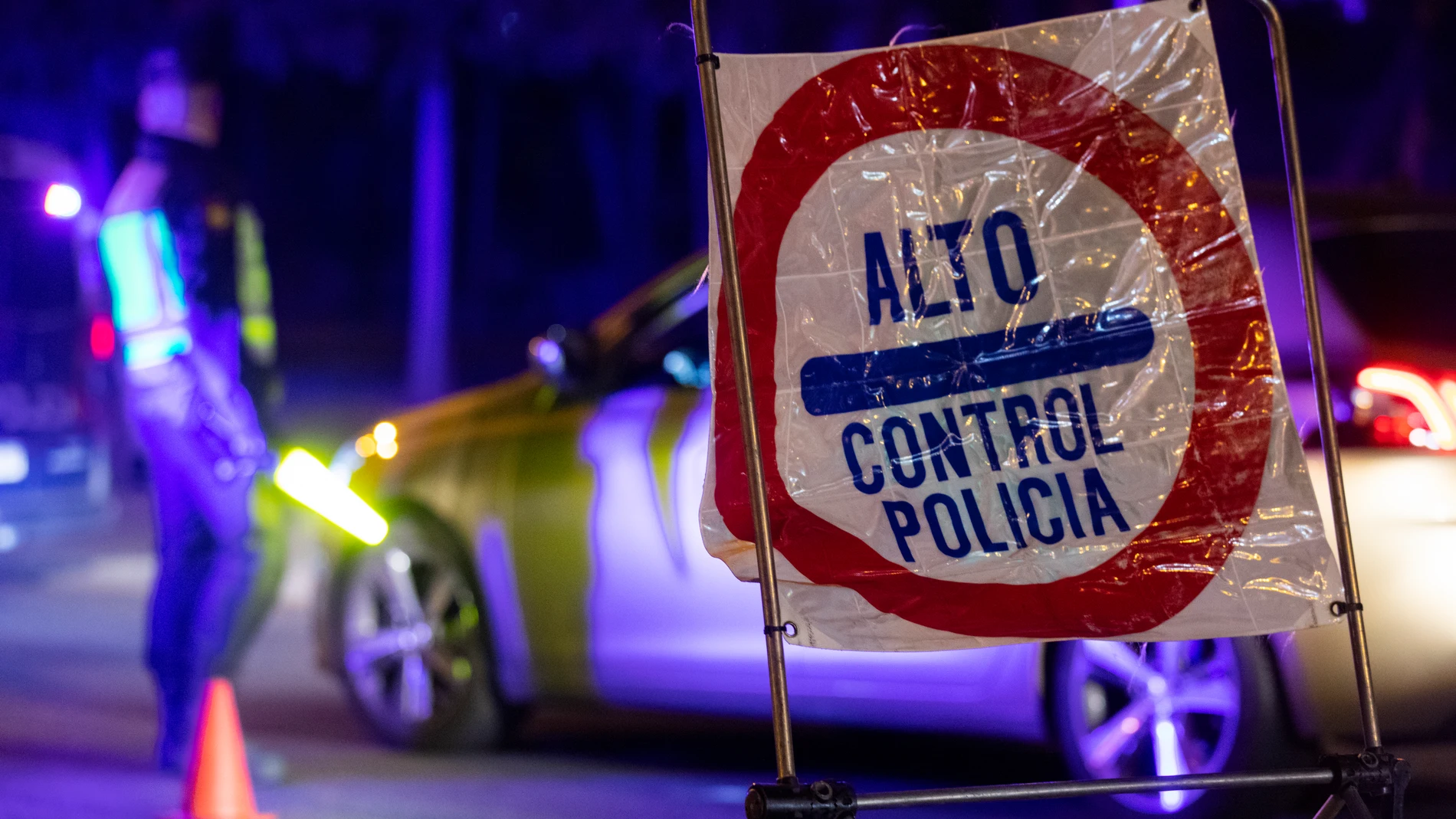 Imágen de un control de Policia Nacional en la Avenida de los Poblados de Madrid, informando de las nuevas restricciones de movilidad que entraron en vigor a partir de las 22 horas de ayer