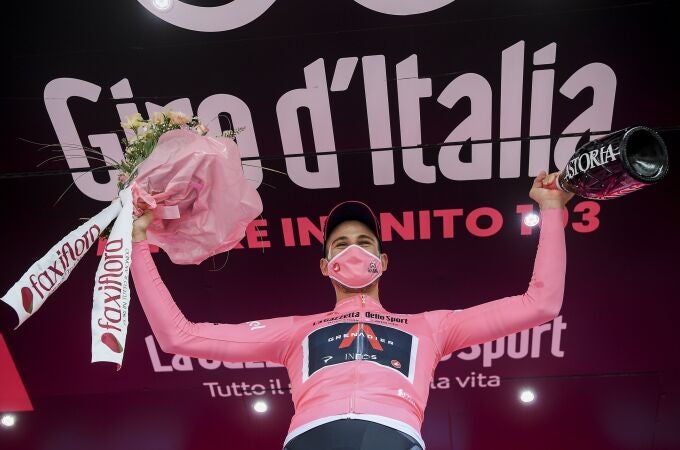 Filippo Ganna, en el podio con el maillot amarillo