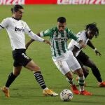 El centrocampista del Real Betis Cristian Tello (c) intenta escaparse del portugués Thierry Rendall Correia (i) y de Jason Salgueiro, ambos del Valencia CF, durante el partido correspondiente a la jornada 5ª de LaLiga jugado en el estadio de Mestalla. EFE/Manuel Bruque