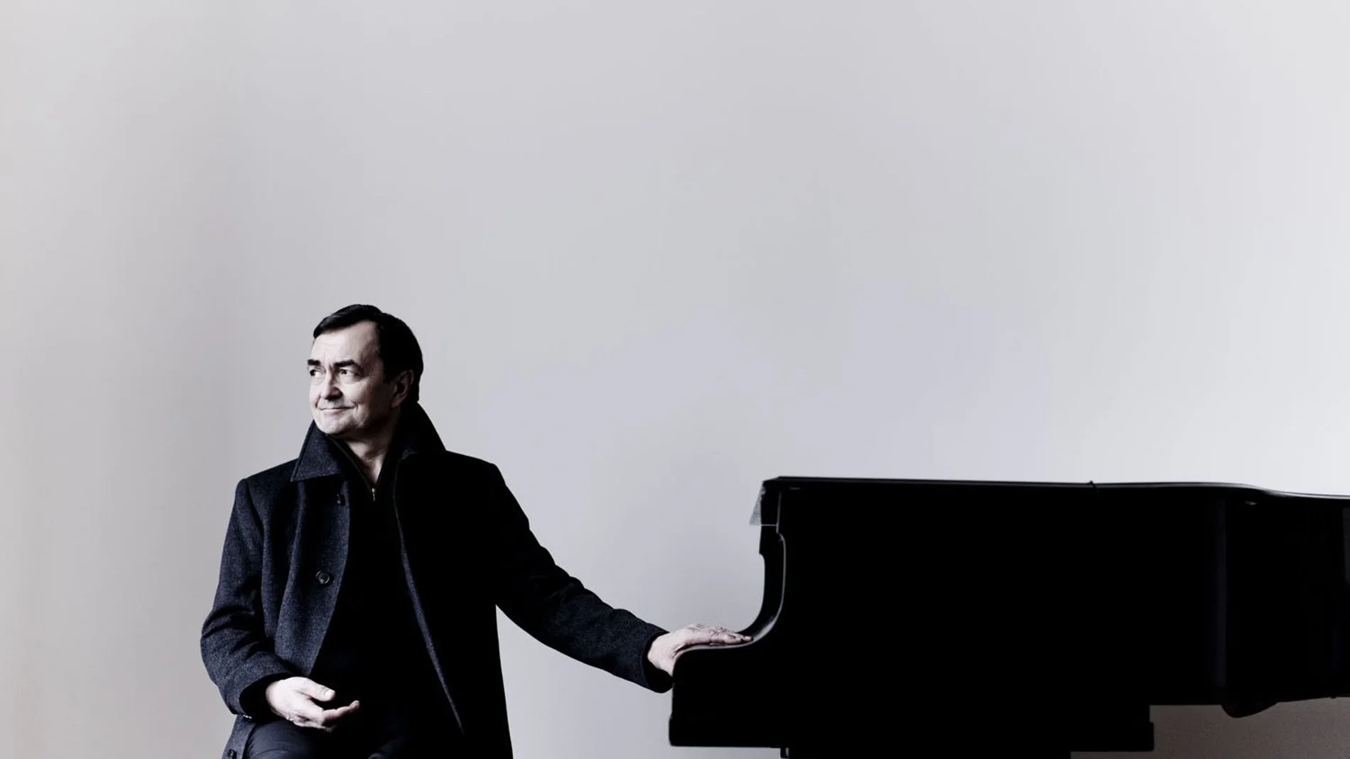 Pierre-Laurent Aimard junto a su piano