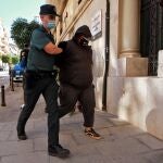 Un agente de la Guardia Civil traslada al Juzgado de Instrucción número 1 de Ontinyent, en Valencia, a uno de los detenidos por su supuesta participación en una violación grupal a una menor de 14 años en la localidad valenciana de l'Olleria
