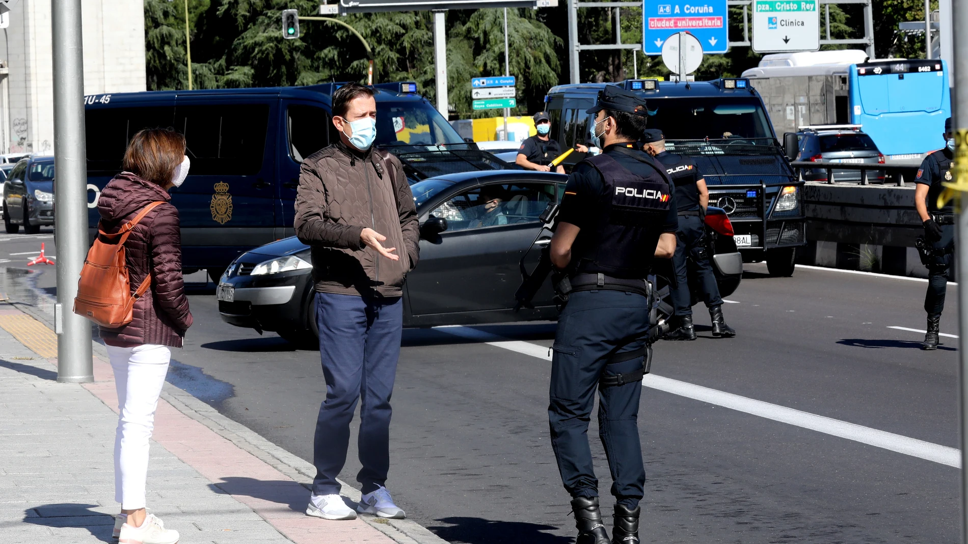 Control de la policía en Moncloa en el primer día de confinamiento de Madrid centro.