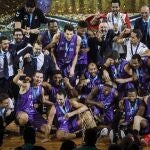 Los jugadores del Hereda San Pablo Burgos celebran su título en la FIBA Champions LeagueFIBA04/10/2020