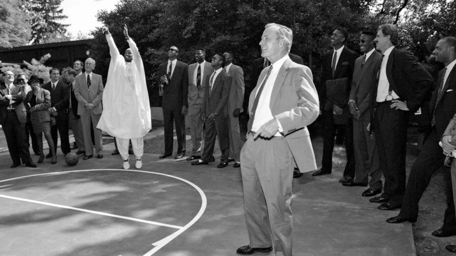 Craig Hodges lanza en la cancha de baloncesto de la Casa Blanca junto a George Bush