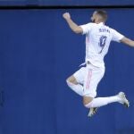 Karim Benzema celebra el segundo gol marcado con el Real Madrid.
