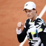 Jannik Sinner celebra su triunfo ante Zverev en los octavos de final de Roland Garros