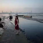 Una mujer posa ante la bahía de Shenzhen, el «hub» tecnológico chino