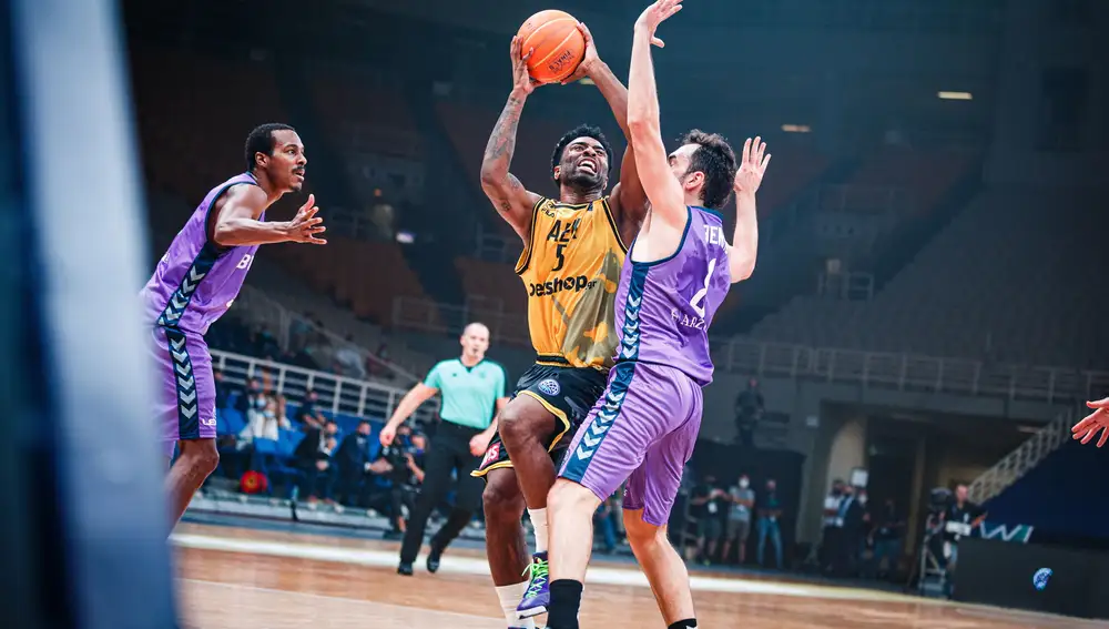 Athens (Greece), 04/10/2020.- A handout photo made available by the FIBA's press office shows AEK's Keith Langford (C) in action against Burgos' Vitor Benite (R) during the grand final of the Basketball Champions League Final 8 tournament between AEK and Hereda San Pablo Burgos, at OAKA Olympic Indoor Hall, Athens, Greece, 04 October 2020. (Baloncesto, Liga de Campeones, Grecia, Atenas) EFE/EPA/FIBA PRESS OFFICE / HO HANDOUT EDITORIAL USE ONLY/NO SALES