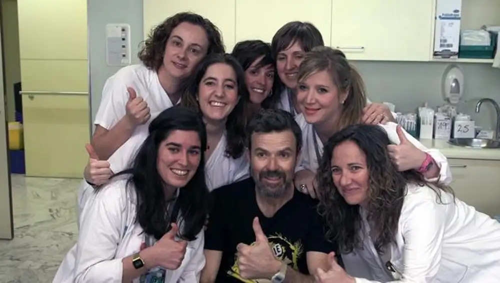 Pau Donés con el equipo del Hospital Vall d'Hebron tras una sesión de quimioterapia