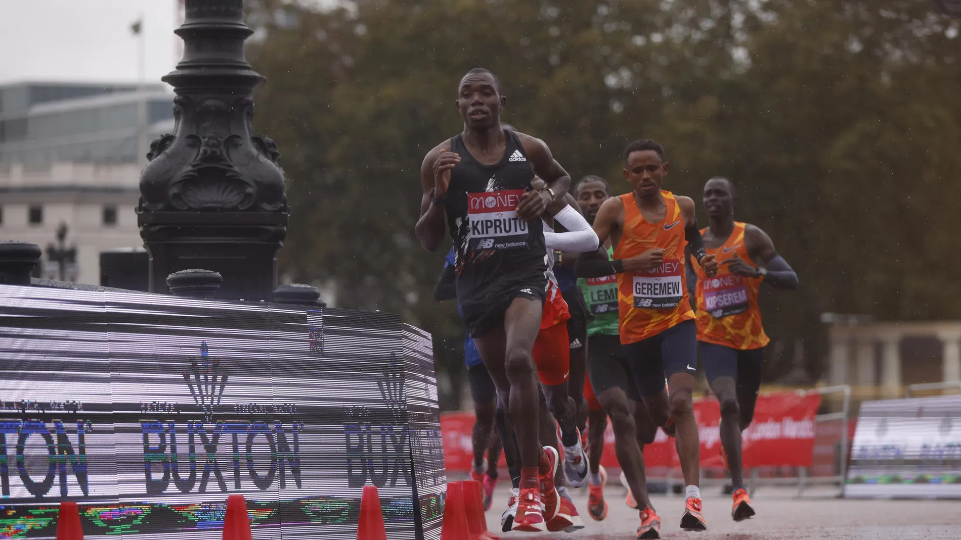 London (United Kingdom), 04/10/2020.- Benson Kipruto of Kenya in action during the elite men'Äôs race at the London Marathon in London, Britain, 04 October 2020. (Maratón, Kenia, Reino Unido, Londres) EFE/EPA/John Sibley / POOL