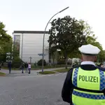 Agentes de policía en el lugar en el que el hombre fue atacado frente a la sinagoga