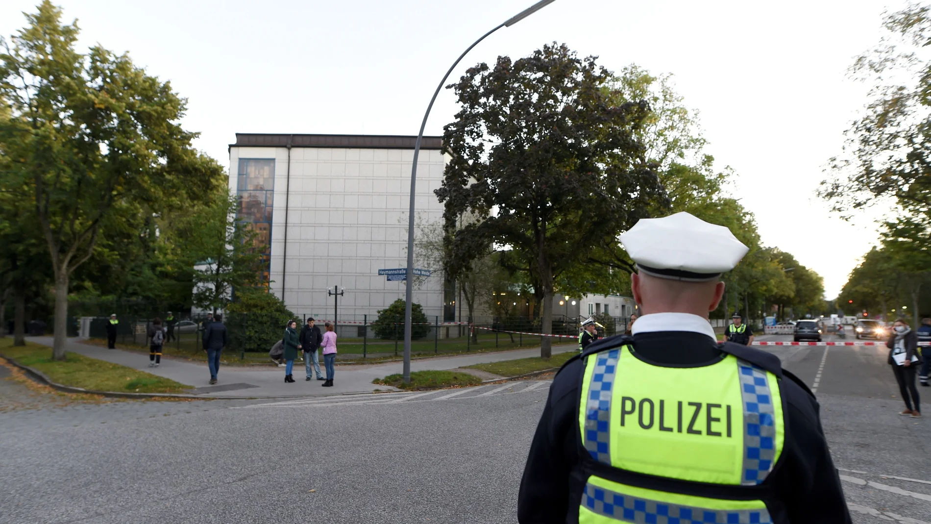 Agentes de policía en el lugar en el que el hombre fue atacado frente a la sinagoga
