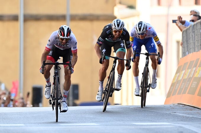 Ulissi se impone en el esprint a Peter Sagan