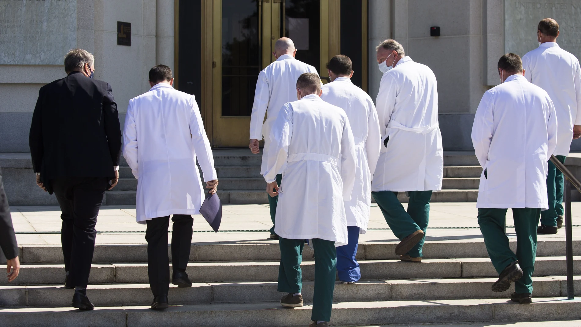 El equipo médico del Walter Reed National Military Medical Center, después de dar una rueda de prensa para informar del estado de salud del ex presidente Donald Trump, en octubre de 2020.