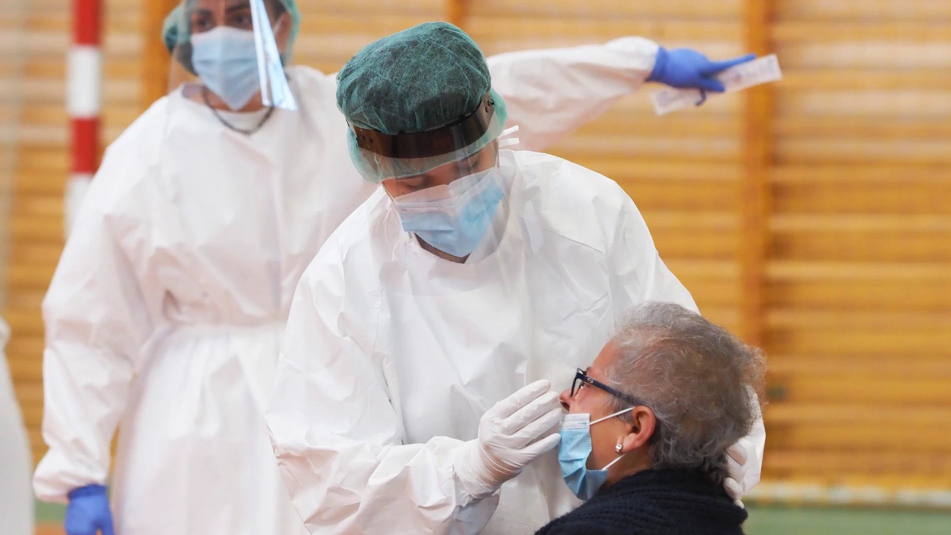 Una sanitaria toma muestras a una mujer a través de un frotis de nariz durante la realización de test de antígenos en Valladolid