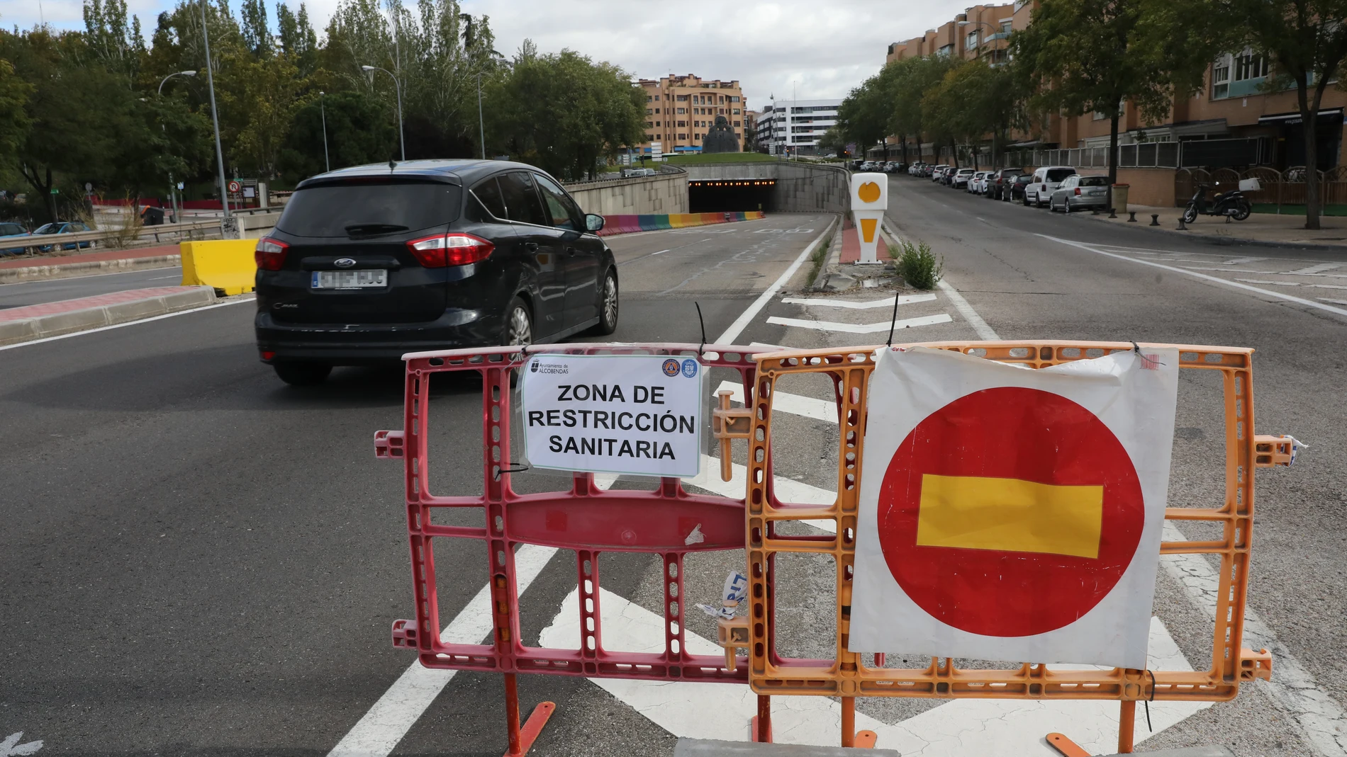 Un coche pasa junto a un cartel que indica que accede a una zona de restricción sanitaria, durante el confinamiento de Alcobendas, Madrid.