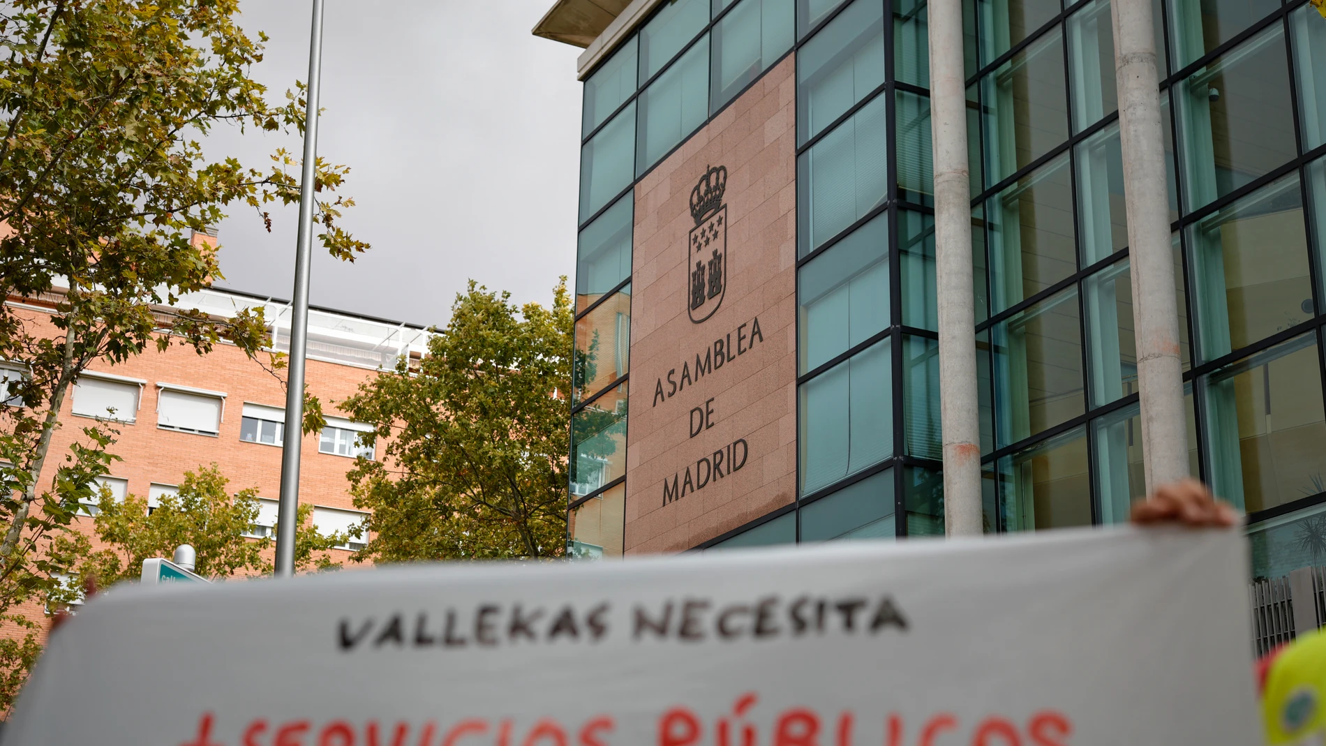 Fachada de la Asamblea de Madrid durante una concentración en defensa de la Sanidad Pública en el barrio madrileño de Vallecas