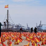 Planta de banderas en la Playa de la Patacona