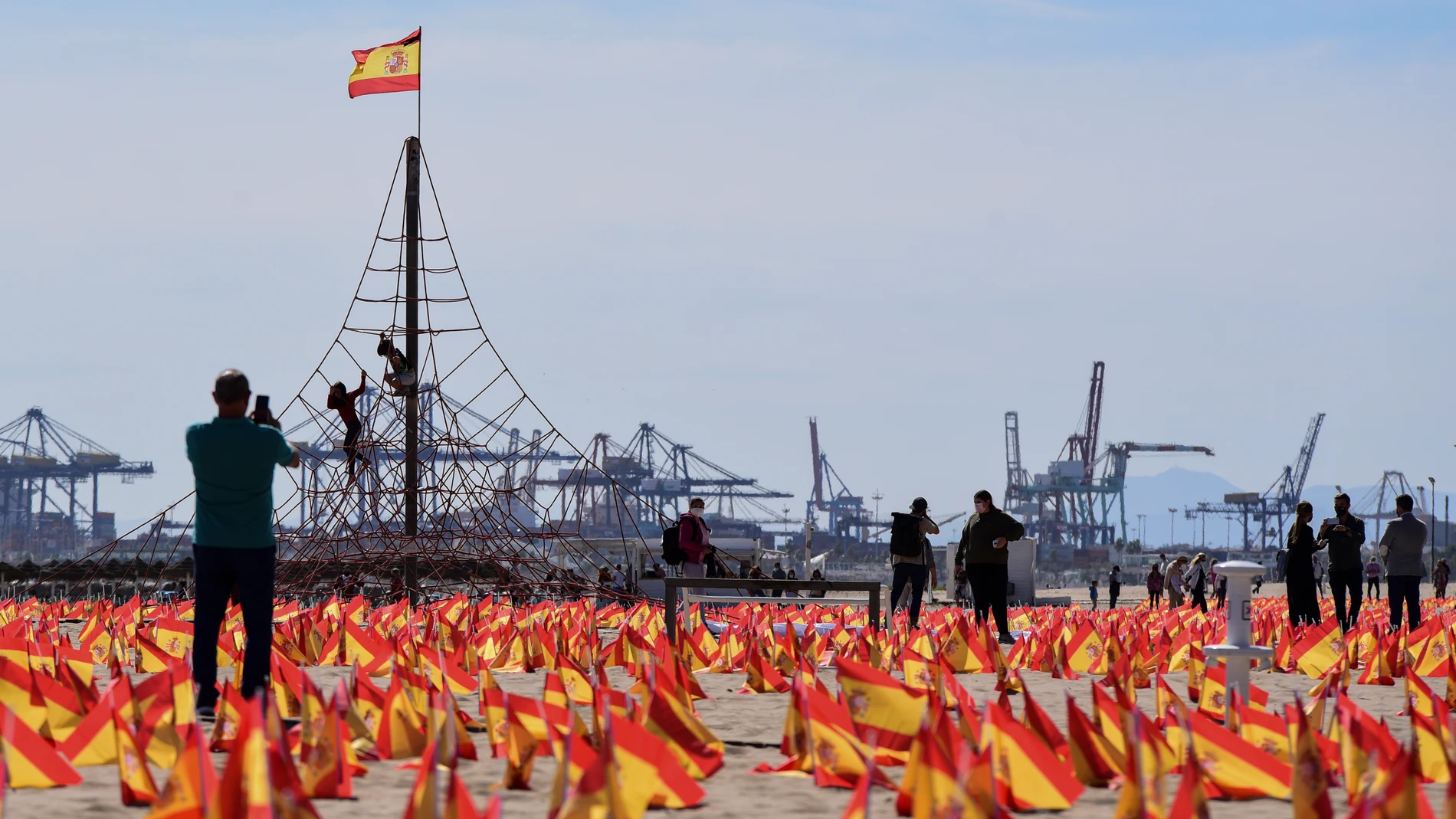 Planta de banderas en la Playa de la Patacona