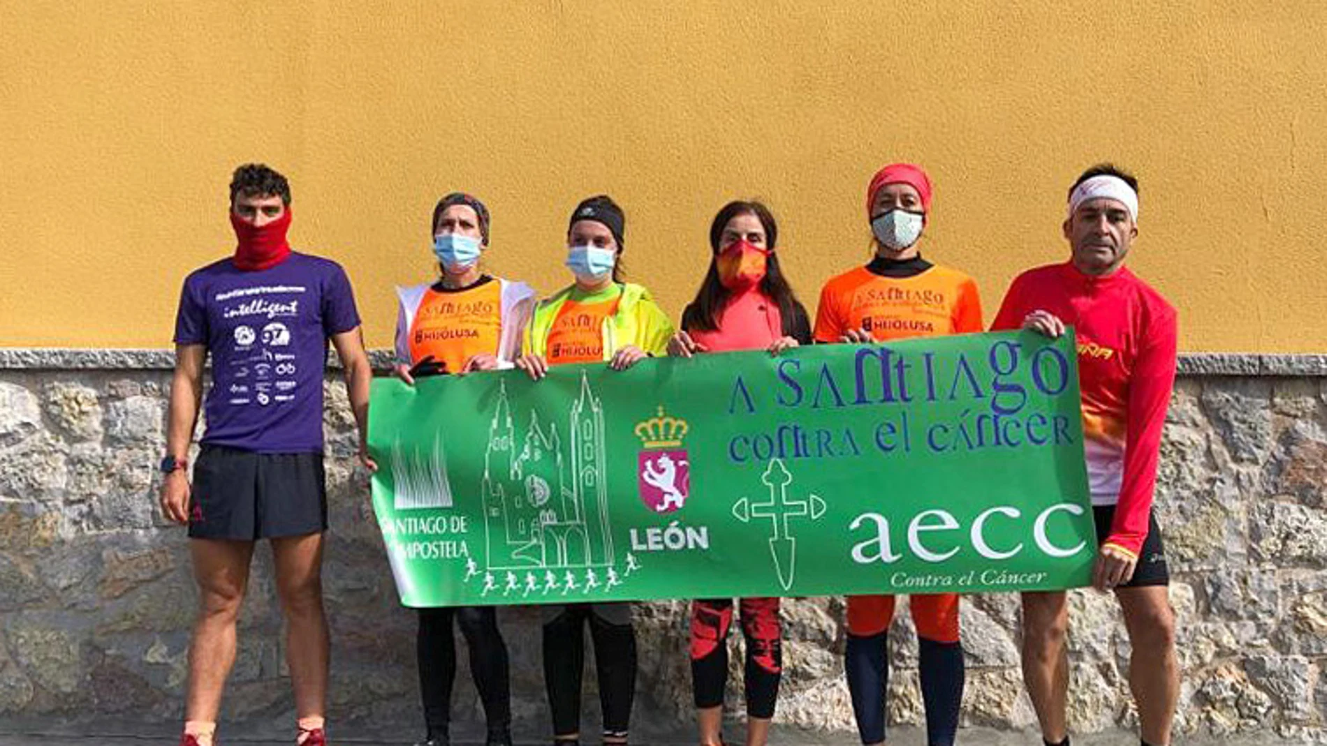 Participantes de la iniciativa ‘A Santiago contra el Cáncer’ que completa los 170 kilómetros del Camino Olvidado en la provincia de León