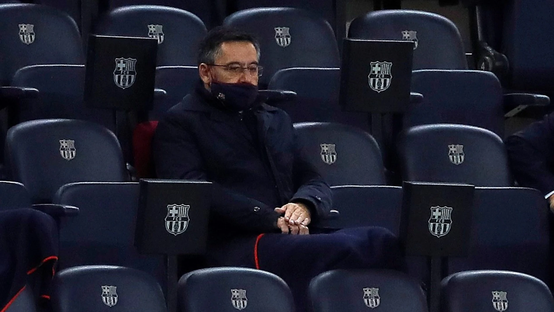 El presidente del FC Barcelona Josep Maria Bartomeu en la grada en un partido de Liga. EFE/Alberto Estévez