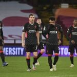 Los jugadores del Liverpool, desolados después de la derrota por 7-2 ante el Aston Villa