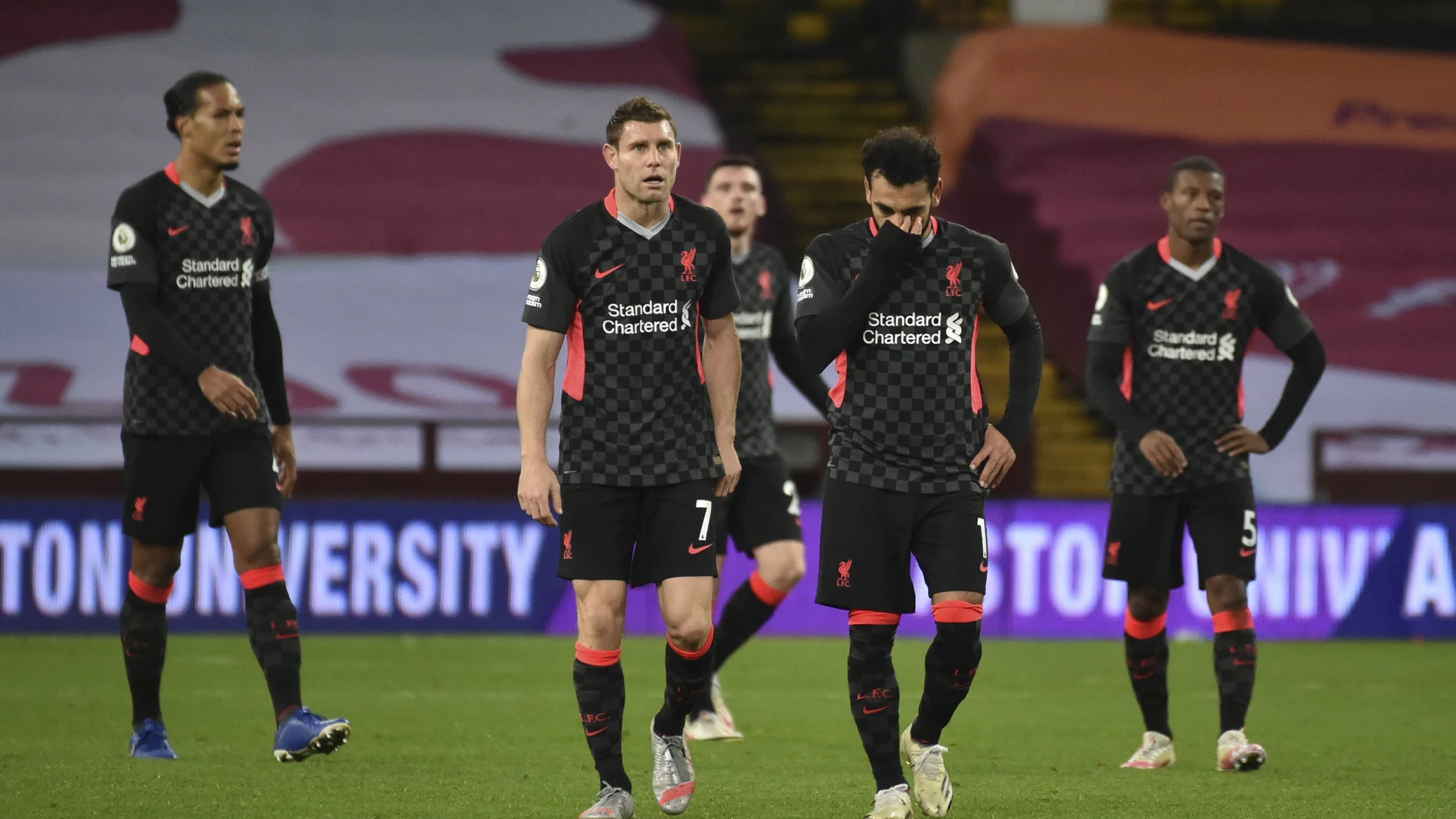 Los jugadores del Liverpool, desolados después de la derrota por 7-2 ante el Aston Villa