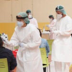 Una sanitaria toma muestras a un hombre a través de un frotis de nariz durante la realización de test de antígenos a los vecinos de la localidad de Pedrajas de San Esteban