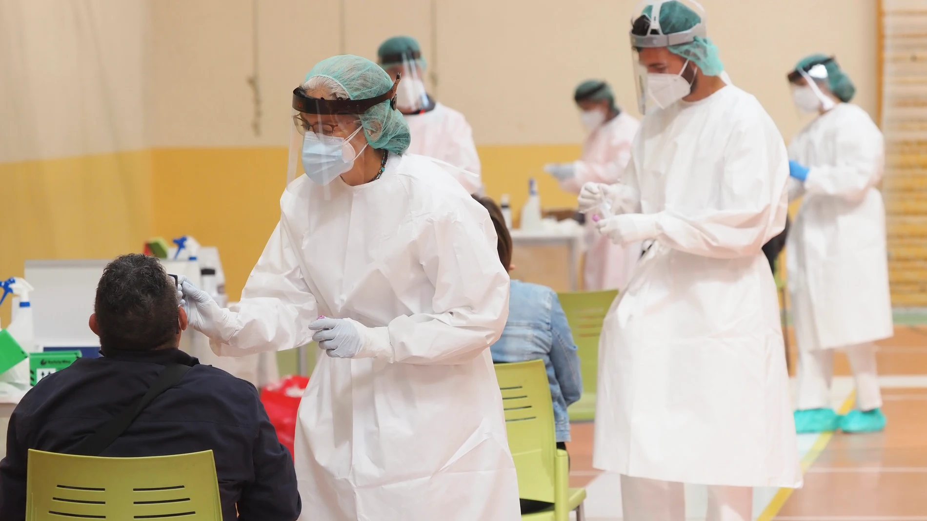Una sanitaria toma muestras a un hombre a través de un frotis de nariz durante la realización de test de antígenos a los vecinos de la localidad de Pedrajas de San Esteban