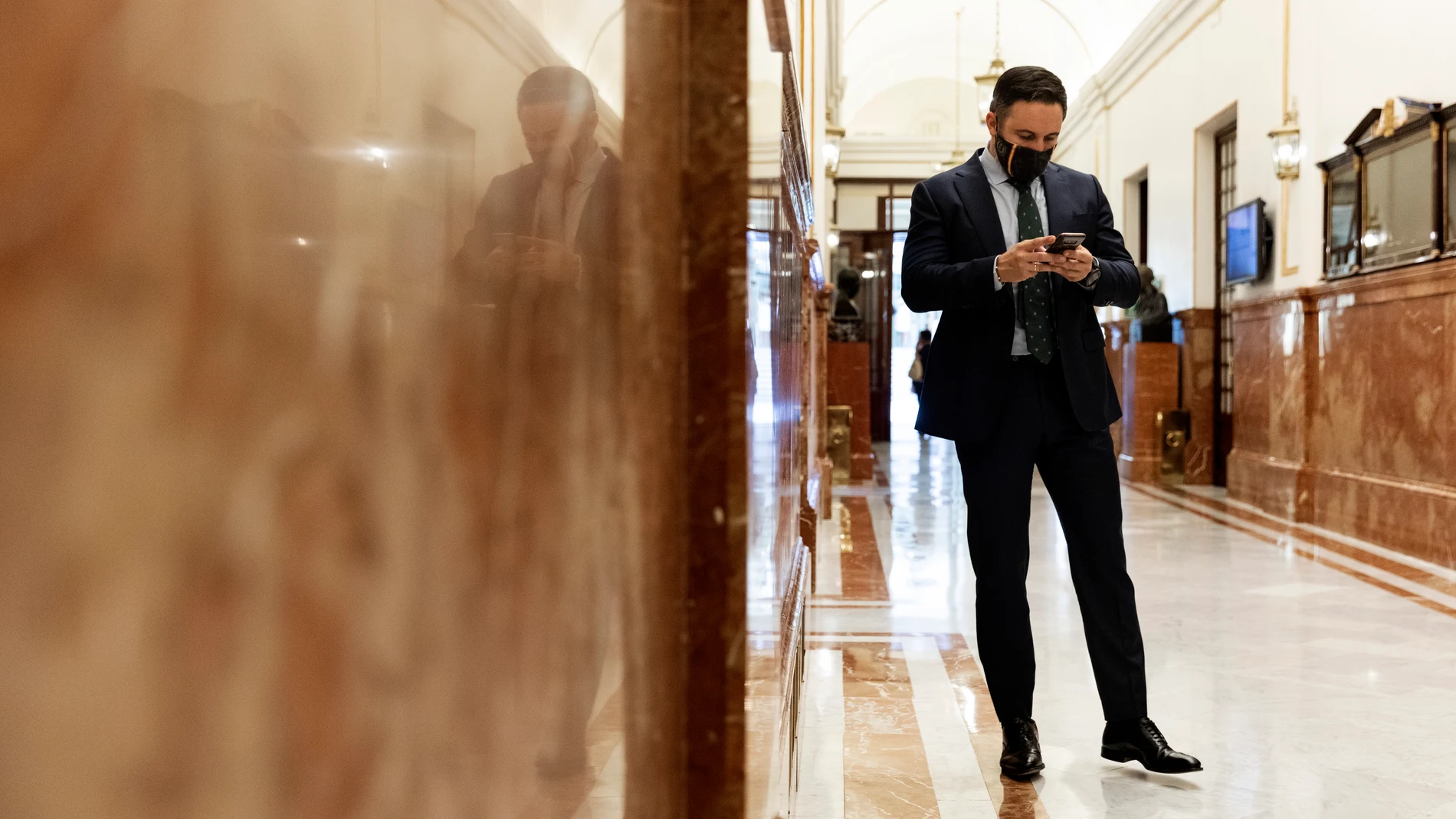 El líder de Vox, Santiago Abascal en los pasillos del Congreso